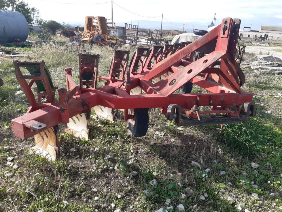 Arado usado Larrosa de 9 vertederas