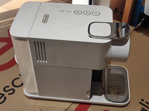 Cafetera marca DeLonghi Nespresso con complementos. Exp. 0150