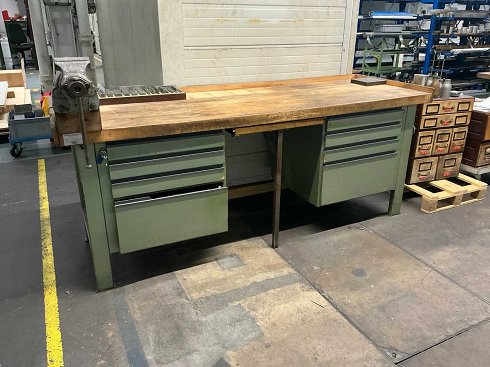 Banco de trabajo con contenido