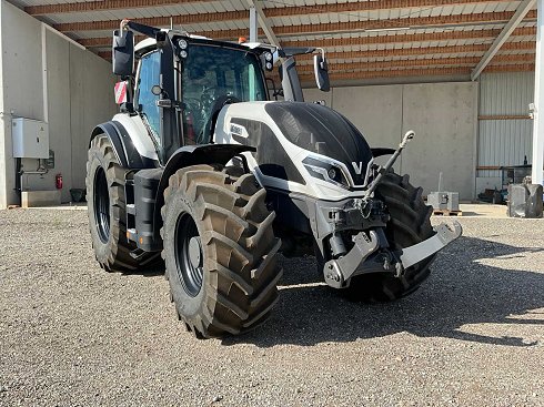 Valtra Q305 Tractor