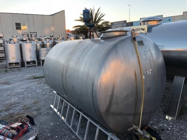 Depósito 3.000 litros con sistema de agitación rascador con cédulas de carga construido en a/inox