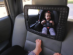 El espejo y funda iPad 2 en 1, de JJ Cole (Tomy) permite vigilar al beb mientras se conduce o poner el iPad para que el nio vea dibujos animados.