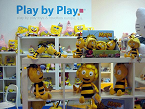 Play by Play sigue con La abeja Maya para sus peluches
