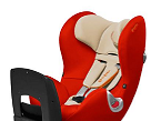 Sirona, de Cybex, distribuida por Millenium Baby, es una silla auto del Grupo 0+ y 1 con plataforma de rotacin de 360 para orientar la silla a favor o en contra de la marcha. Incluye un cojn de seguridad.
