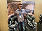 Javier Castillo, product manager Child Safety Systems de PlayGroup, presenta la nueva silla auto Revol i-Size.