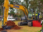 El presidente de Kenia, Uhuru Kenyatta, probando una excavadora XCMG