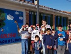 Alumnos del colegio Caada del Hoyo (Cuenca) disfrutan de la sanda troceada. 