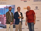 Recoge el premio Gustavo Grand, Key Account Manager en Himoinsa Espa�a (en el centro). Lo entregan Sergio Mesonero, responsable comercial de Olipes (izquierda), y Juan Manuel Jim�nez, asesor comercial en lubricaci�n en Olipes (izquierda).