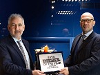 Vincenzo Perrone, presidente de Kohler Engines, recibe el premio de manos de Fabio Butturi, coordinador editorial de la revista Diesel.
