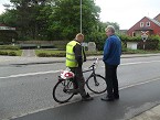 Dos daneses hablan en un carril bici