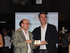 Carlos Pastrana (Reebok), recoge el premio de manos de Alberto Alonso, de Reed Exhibitions Iberia