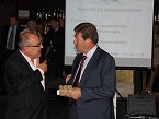 Francisco Carri� de Reed Exhibitions Iberia entreg� el premio a Conrado Gonz�lez, Responsable de Compras de El Corte Ingl�s, por su trayectoria profesional dentro del sector 