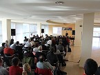 La sala, llena a rebosar
