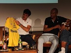 Delgado muestra el maillot con el que se coronó campeón en 1988