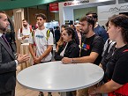 El director de RRHH de Insersa, Alfredo Ledesma, atendiendo a estudiantes en el stand.