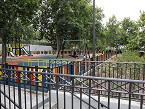 Acceso y �rea infantil parque La Vi�a.
