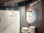 A EM-Living apresentou as placas compostas da linha Kerrock 1600 representam uma inova��o no mercado, sendo as placas �solid surface� mais largas atualmente dispon�veis. As suas dimens�es ampliadas abrem novas possibilidades de design cont�nuo e maior funcionalidade em v�rias aplica��es, desde bancadas e revestimentos de parede at� projetos arquitet�nicos e de interiores mais complexos. As placas da linha Kerrock 1600 mant�m os mesmos par�metros t�cnicos das populares placas Kerrock de 760 mm de largura. O aspeto ecol�gico tamb�m � relevante: as placas largas Kerrock s�o ideais para a produ��o de grandes pe�as acabadas, reduzindo a necessidade de colagens, os desperd�cios de corte e o consumo de energia. Mais inova��es da KERROCK