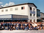 Foto familia frente a las instalaciones de Felder en 1982.