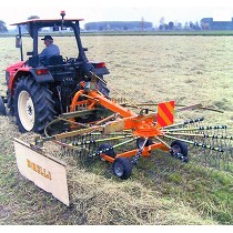 Rastrillos hileradores rotativos