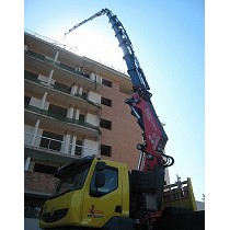 Gras articuladas sobre camin