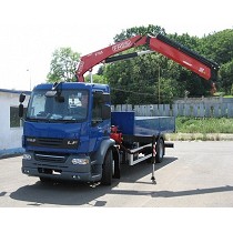 Gras articuladas sobre camin