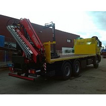 Gras articuladas sobre camin