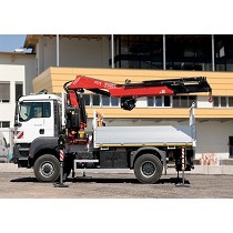 Gras articuladas sobre camin