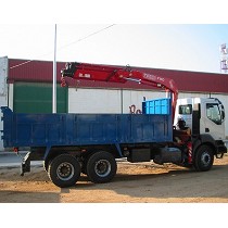 Gras articuladas sobre camin