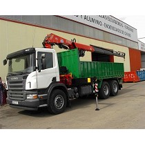 Gras articuladas sobre camin