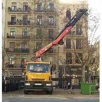 Gras articuladas sobre camin