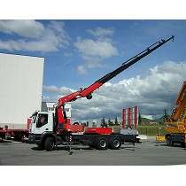 Gras articuladas sobre camin