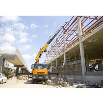 Gras articuladas sobre camin