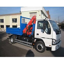 Gras articuladas sobre camin