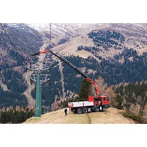 Gras articuladas sobre camin