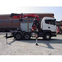 Gras articuladas sobre camin