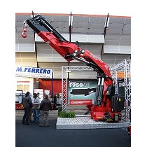 Gras articuladas sobre camin