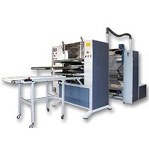 Mquina cortadora y dobladora para la produccin de compresas de grandes dimensiones