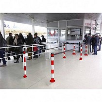 Poste retrctil con anclajes al suelo