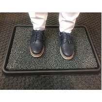 Bandeja con alfombra desinfectante