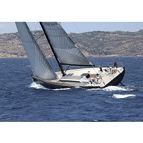 Yate a vela de alto rendimiento