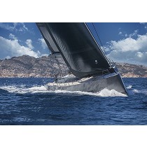 Yate a vela de alto rendimiento