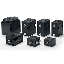 Cilindros hidrulicos con garras giratorias para sujecin y amarre de piezas en tiles o utillajes de mecanizado