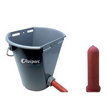 Cubos con tetinas rojas