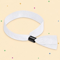 Pulseras de tela blanca