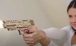 Ugears Wolf-01 Pistola modelo modelo kit para autoensamblaje y luego jugar