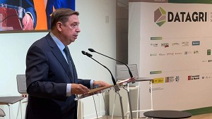 Luis Planas aludió en la inauguración a la oportunidad que supone la utilización de la IA en el sector agroalimentario.