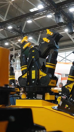 MB Crusher presenta su nuevo pulverizador en Bauma con una original entrevista… ¡al propio equipo!