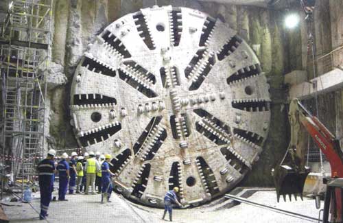 Fig.3 Tuneladora suiza. 2007. Los discos de corte son de color claro. Las aberturas oscuras sirven para retirar la piedra desmenuzada...