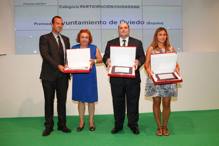 Representantes de Santander, Oviedo y Alzira recibiendo el premio Ciudades Digitales de Ahciet
