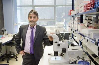 Carlos Buesa, CEO de Oryzon, en uno de los laboratorios de la biotech